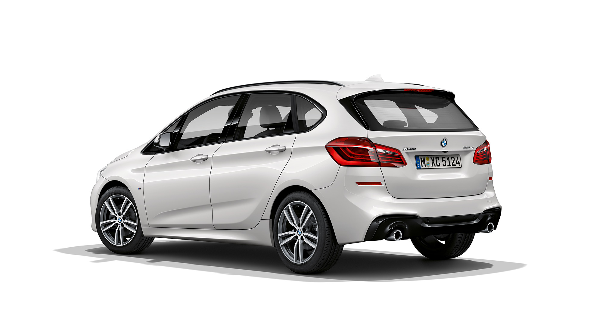 Kolmen neljäsosan näkymä perästä, BMW 2-sarjan Active Tourer Business M Sport Valkoinen BMW 2-sarjan Active Tourer 220d xDrive Business M Sport F45 2018 metalliväri Mineral White, kolmen neljäsosan näkymä perästä