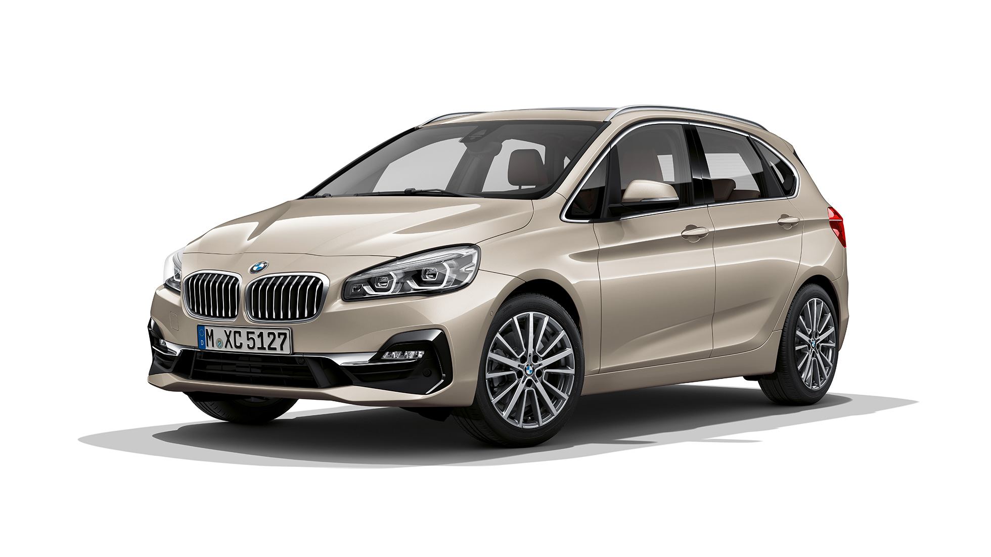 Kolmen neljäsosan näkymä keulasta, BMW 2-sarjan Active Tourer Business Luxury BMW 2-sarjan Active Tourer Business Luxury 225i xDrive F45 2018 metalliväri Jucaro Beige, kolmen neljäsosan näkymä keulasta