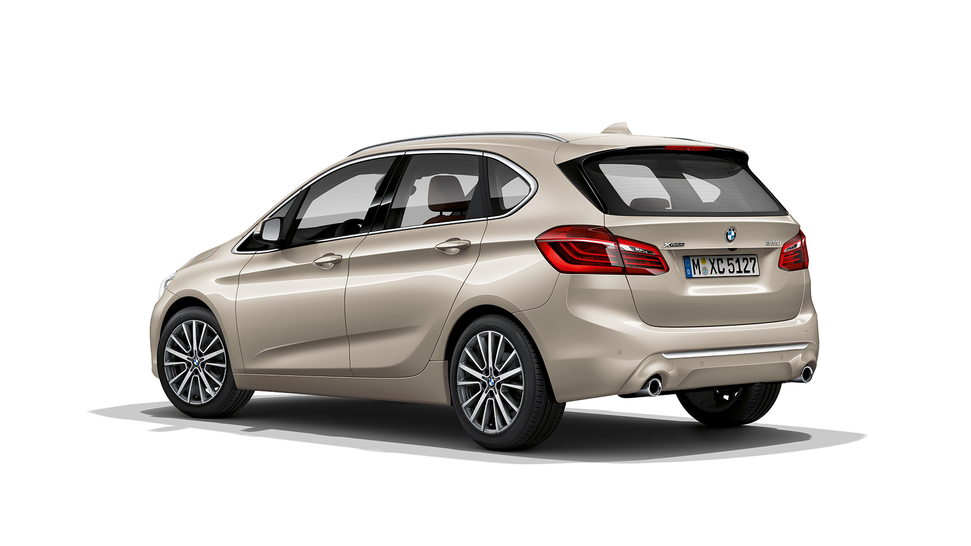 Kolmen neljäsosan näkymä perästä, BMW 2-sarjan Active Tourer Business Luxury BMW 2-sarjan Active Tourer Business Luxury 225i xDrive F45 2018 metalliväri Jucaro Beige, kolmen neljäsosan näkymä perästä