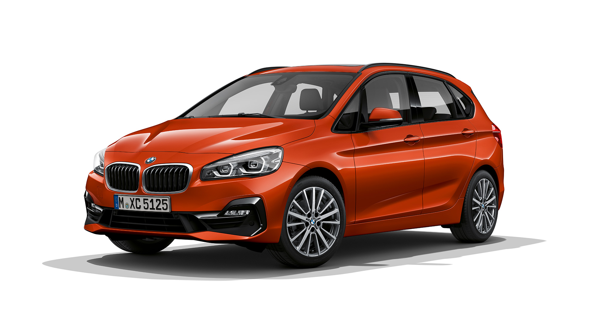 Kolmen neljäsosan näkymä keulasta, BMW 2-sarjan Active Tourer Business Sport BMW 2-sarjan Active Tourer Business Sport 220i F45 2018 metalliväri Sunset Orange, kolmen neljäsosan näkymä keulasta