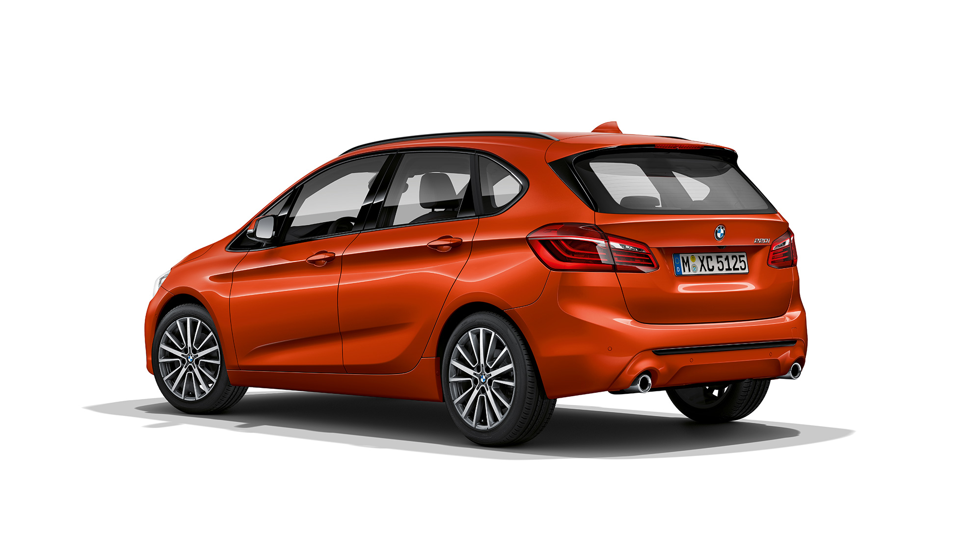 Kolmen neljäsosan näkymä perästä, BMW 2-sarjan Active Tourer Business Sport BMW 2-sarjan Active Tourer Business Sport 220i F45 2018 metalliväri Sunset Orange, kolmen neljäsosan näkymä perästä