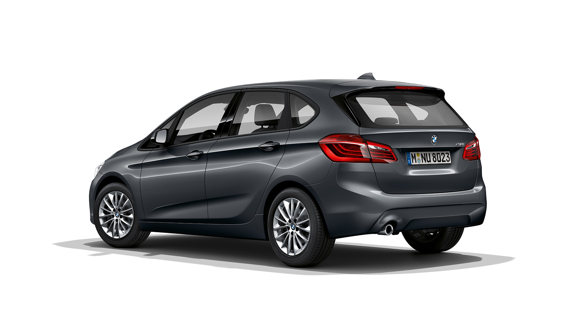 Kolmen neljäsosan näkymä perästä, BMW 2-sarjan Active Tourer Business-varustelu BMW 2-sarjan Active Tourer 218i F45 2018 metalliväri Mineral Grey, kolmen neljäsosan näkymä perästä