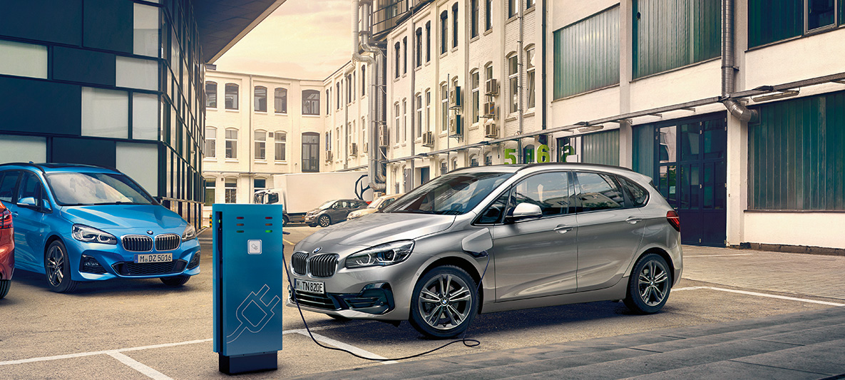 BMW 225xe Active Tourer Plug-in Hybrid BMW 225xe Active Tourer Plug-in Hybrid F45 2018 pysähtyneenä latauspisteen luona