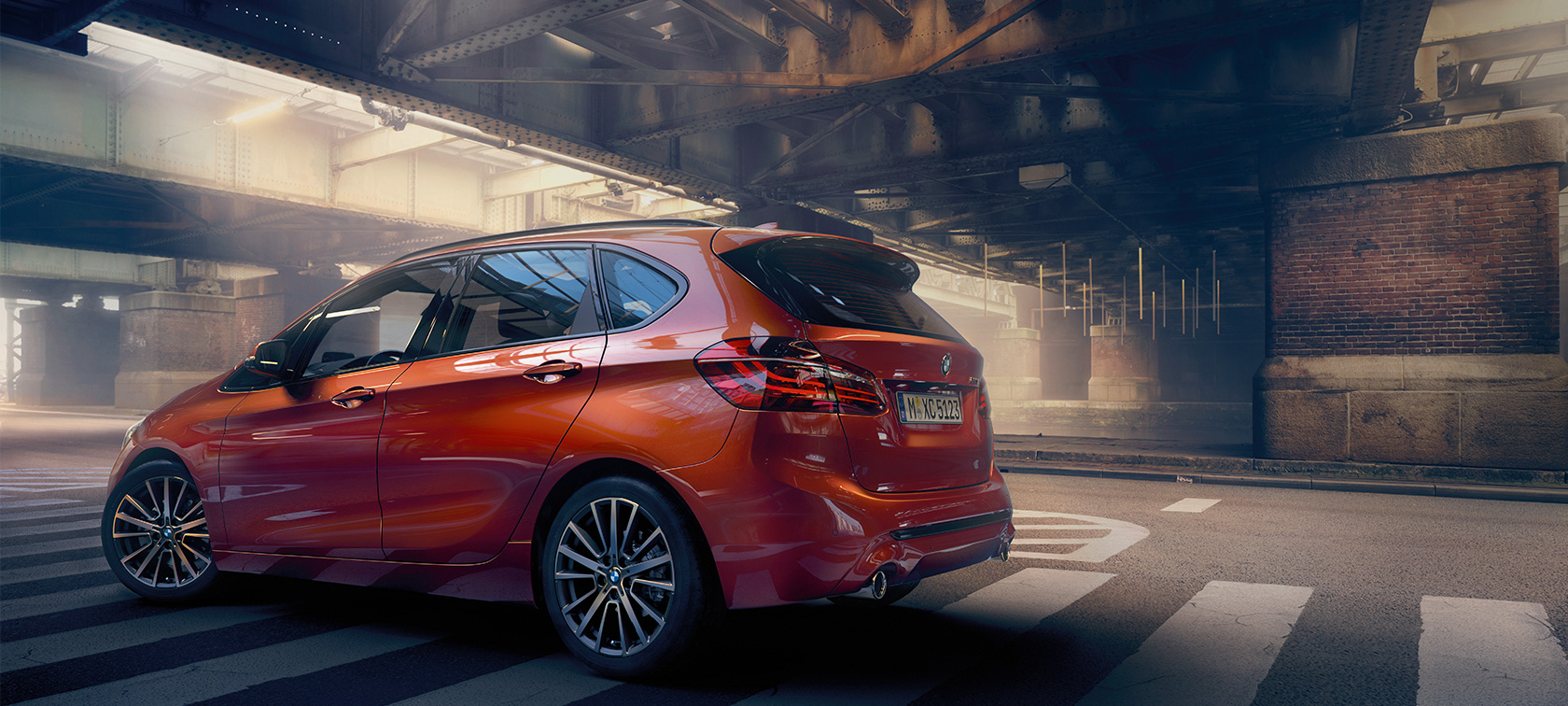 Sivunäkymä, BMW 2-sarjan Active Tourer BMW 2-sarjan Active Tourer F45 Facelift 2018 metalliväri Sunset Orange, sivunäkymä hallissa pysähtyneenä olevasta autosta
