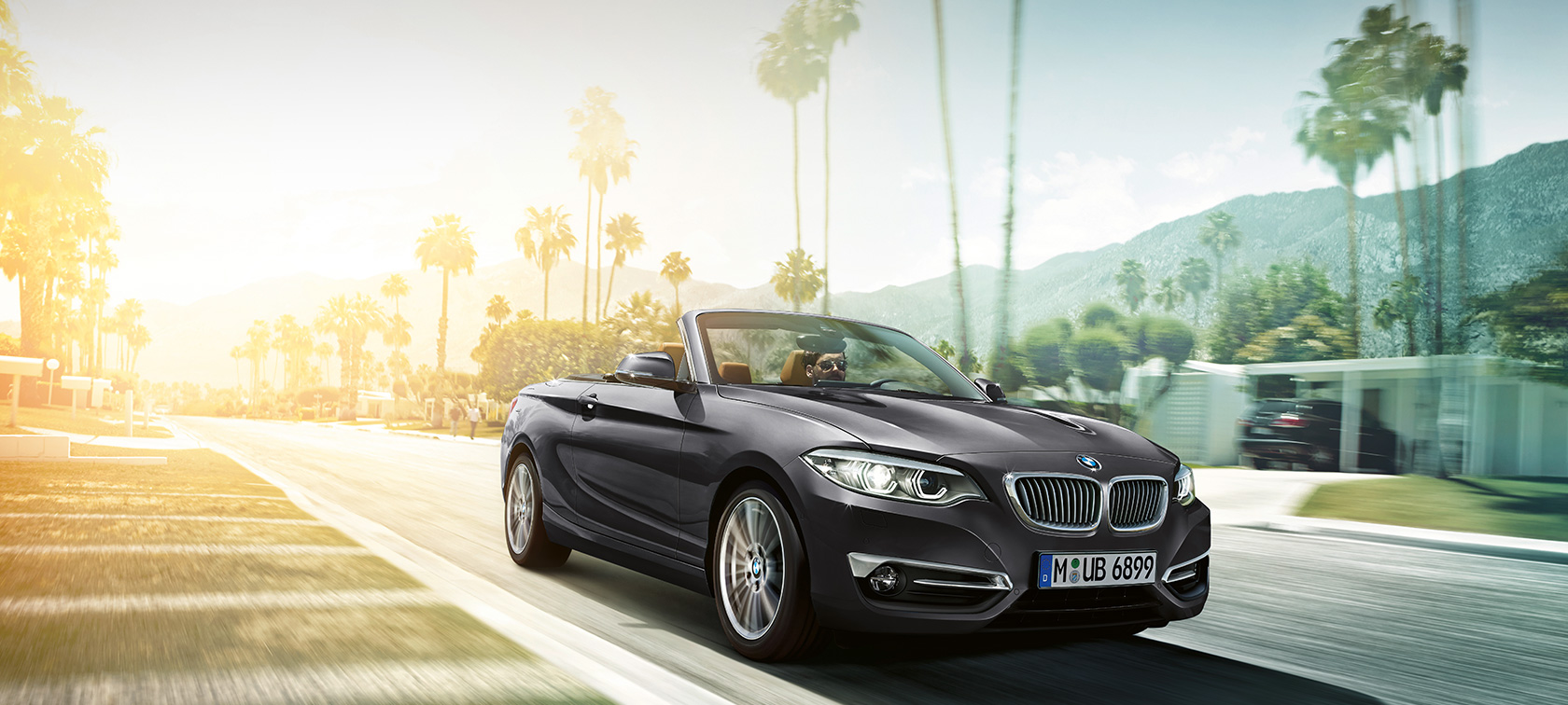 BMW 2-sarjan Cabrio, lähikuva autosta ajamassa BMW 2-sarjan Cabrio, lähikuva autosta ajamassa