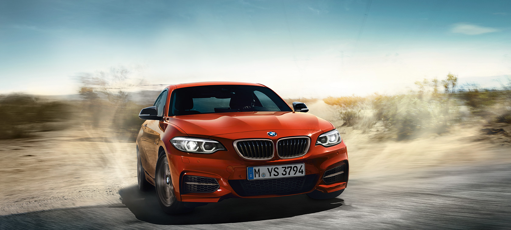 BMW 2-sarjan Coupé, dynaaminen kuva ajoneuvosta liikkeessä BMW 2-sarjan Coupé, dynaaminen kuva ajoneuvosta liikkeessä