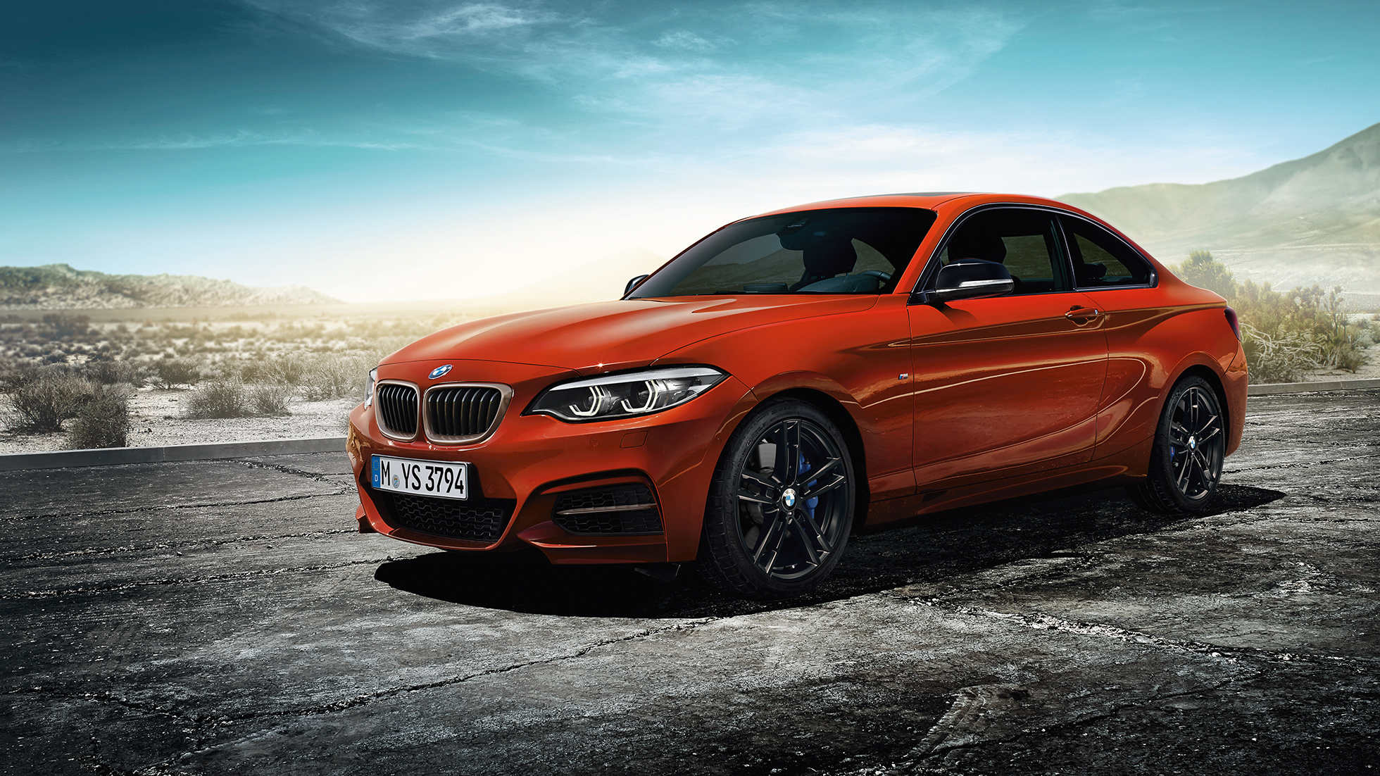 BMW 2-sarjan Coupé, lähikuva keulasta ajoneuvon ollessa pysähdyksissä BMW 2-sarjan Coupé, lähikuva keulasta ajoneuvon ollessa pysähdyksissä