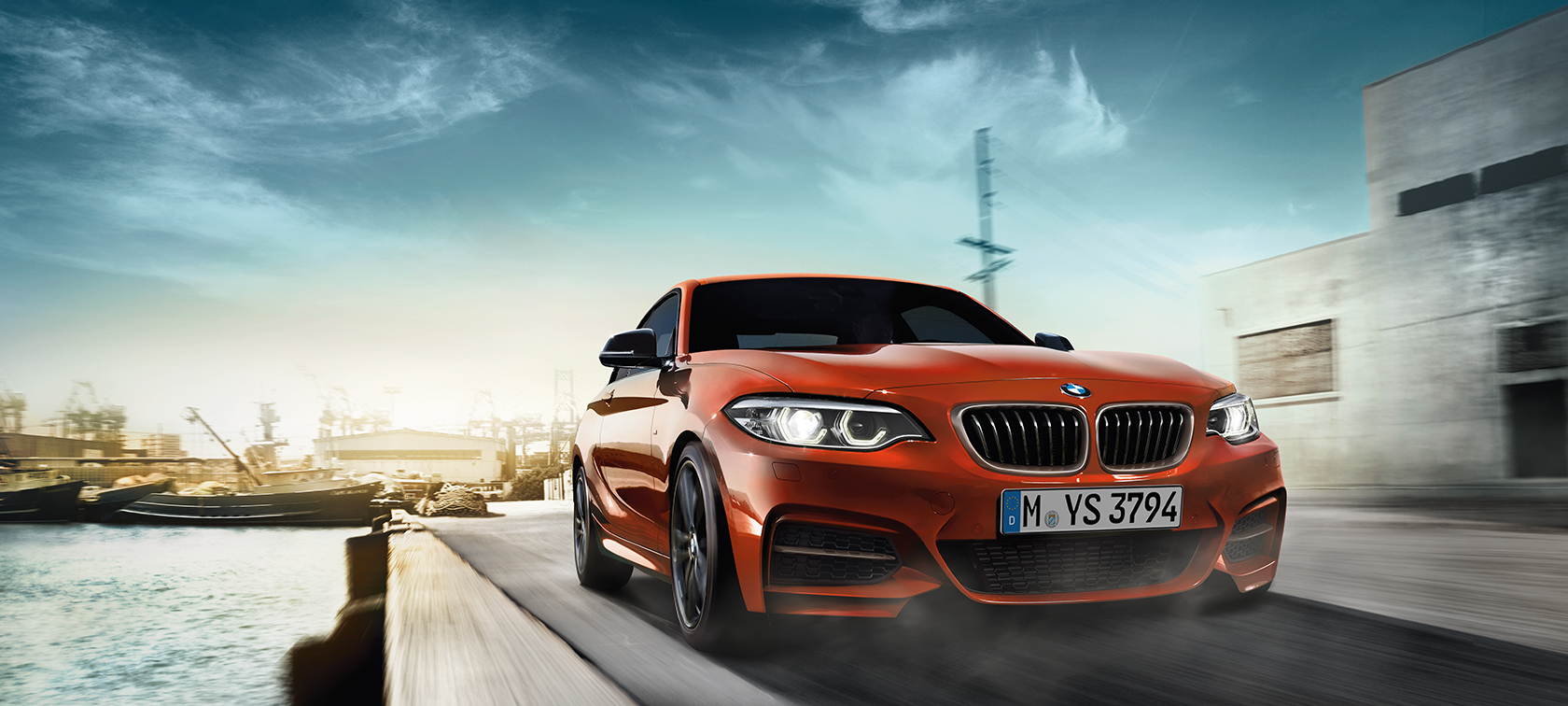 BMW 2-sarjan Coupé, lähikuva autosta ajamassa, kolmen neljäsosan kuva keulasta BMW 2-sarjan Coupé, lähikuva autosta ajamassa, kolmen neljäsosan kuva keulasta
