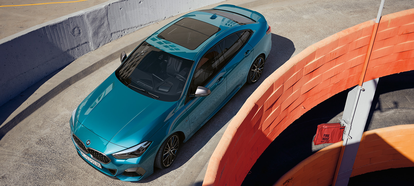 BMW 2-sarjan Gran Coupé, jossa panoraamalasikatto BMW 2-sarjan Gran Coupé, jossa panoraamalasikatto, metalliväri Snapper Rocks Blue F44, lintuperspektiivi