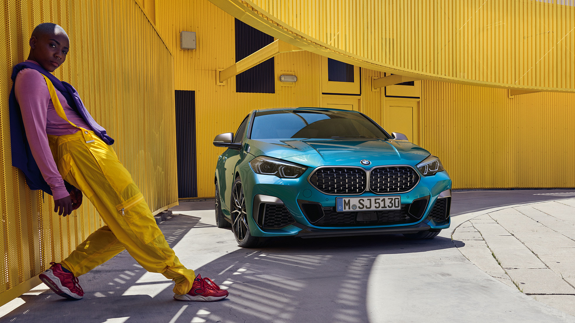 Keula, BMW 2-sarjan Gran Coupé BMW 2-sarjan Gran Coupé, jossa kaksiosainen jäähdyttimen ritiläkennosäleikkö, metalliväri Snapper Rocks Blue F44, 3/4-näkymä keulasta