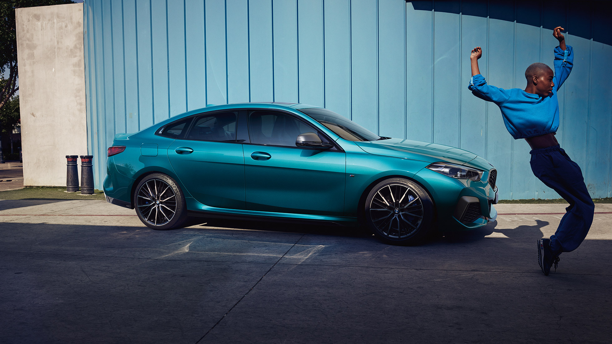 Upea Coupé-siluetti, BMW 2-sarjan Gran Coupé Upea Coupé-siluetti, BMW 2-sarjan Gran Coupé metalliväri Snapper Rocks Blue F44, sivunäkymä
