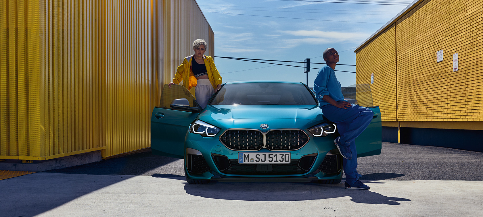 BMW 2-sarjan Gran Coupé, näkymä keulasta etuovien ollessa avattuina BMW 2-sarjan Gran Coupé metalliväri Snapper Rocks Blue F44, näkymä keulasta etuovien ollessa avattuina