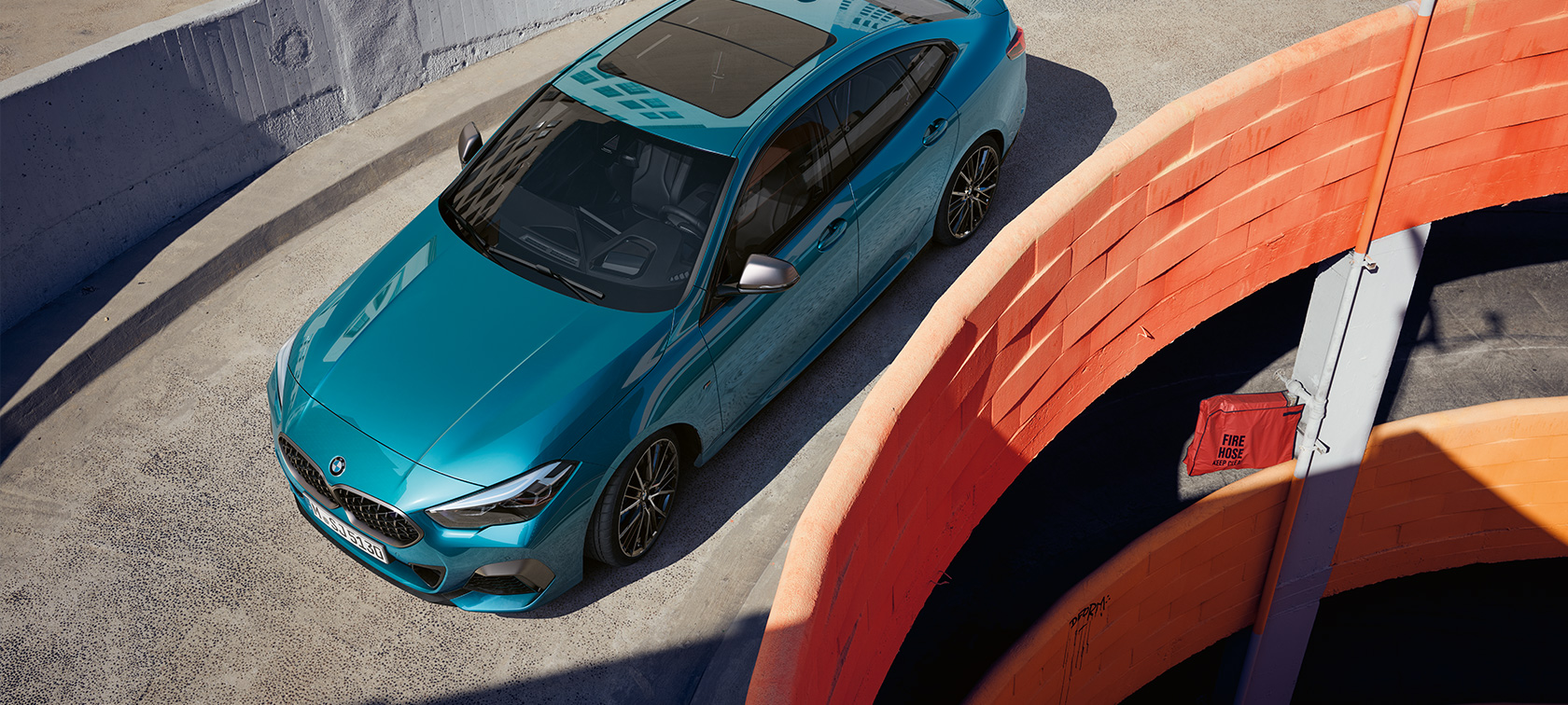 BMW 2-sarjan Gran Coupé F44, kolmen neljäsosan näkymä edestä ylhäältä BMW 2-sarjan Gran Coupé F44 metalliväri Snapper Rocks Blue, kolmen neljäsosan näkymä edestä ylhäältä katosta