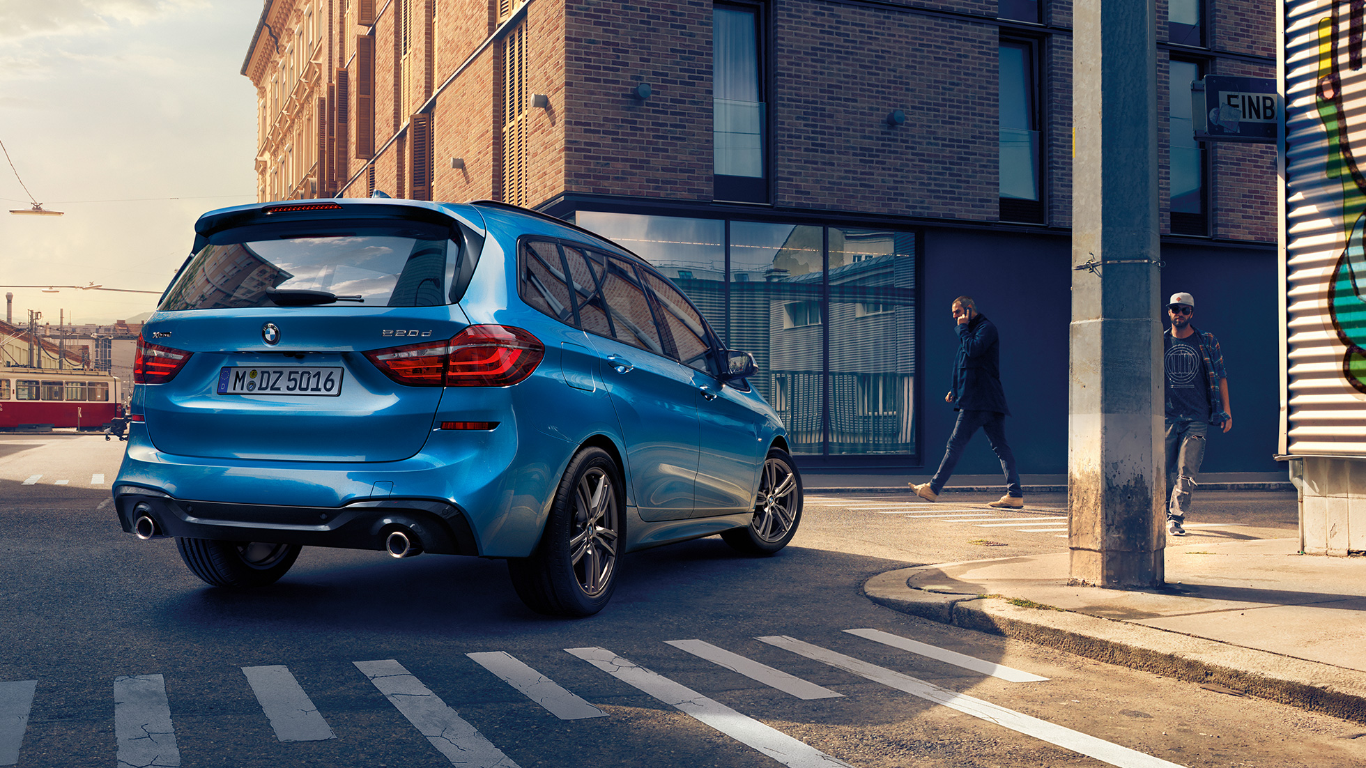 Ulkopuoli, BMW 2-SARJAN Gran Tourer Ulkopuoli, BMW 2-SARJAN Gran Tourer 220d xDrive F46 Facelift 2018 metalliväri Estoril Blue, kolmen neljäsosan näkymä perästä auton ollessa liikkeellä kaupungin keskustassa
