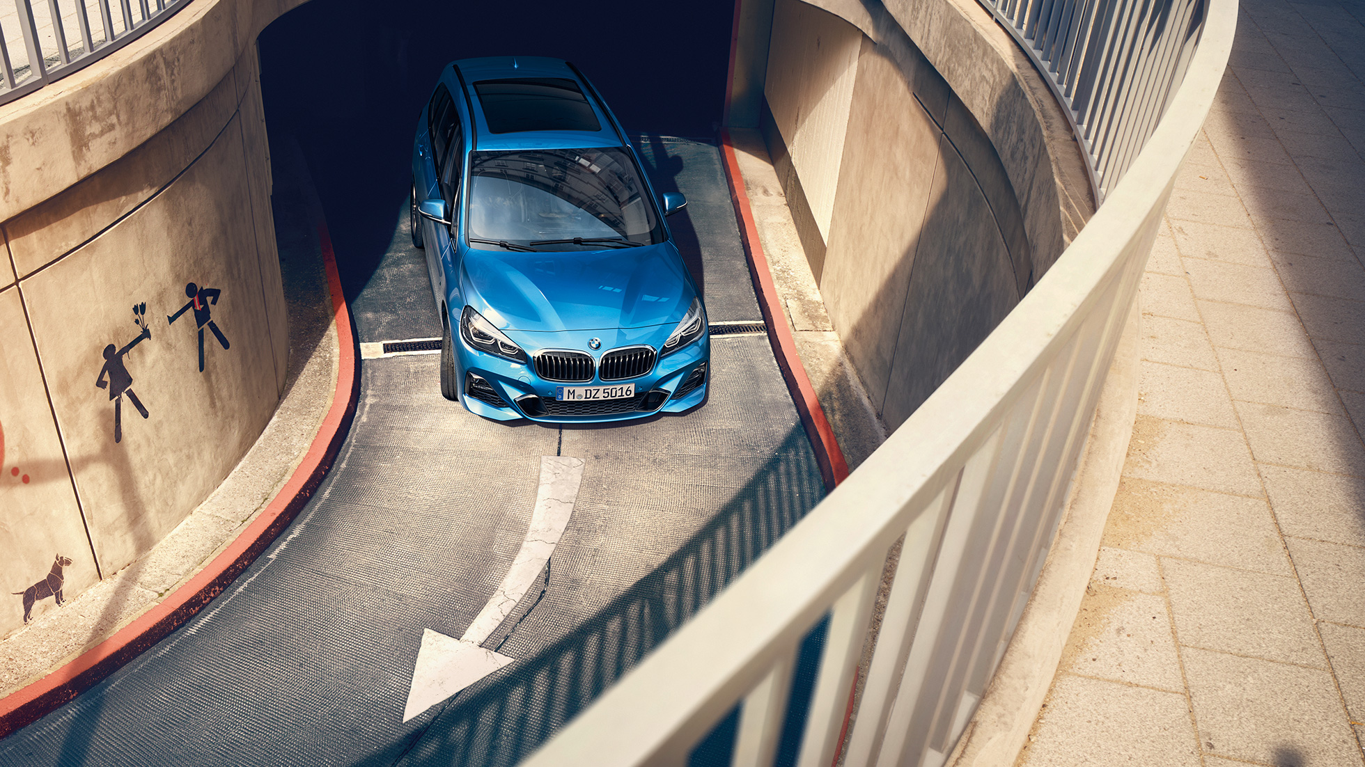 BMW 2-SARJAN Gran Tourer liikkeellä pysäköintitalossa BMW 2-SARJAN Gran Tourer F46 Facelift 2018 metalliväri Estoril Blue, pysäköintitalossa liikkeellä oleva auto lintuperspektiivistä
