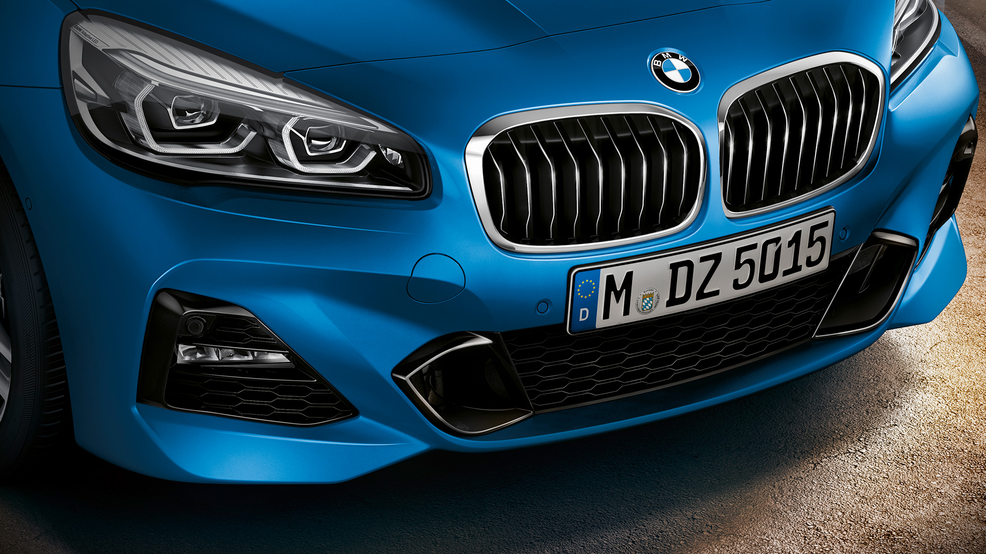 Kaksiosainen jäähdyttimensäleikkö, BMW 2-SARJAN Gran Tourer Kaksiosainen jäähdyttimensäleikkö, BMW 2-SARJAN Gran Tourer F46 Facelift 2018 metalliväri Estoril Blue, lähikuva keulasta