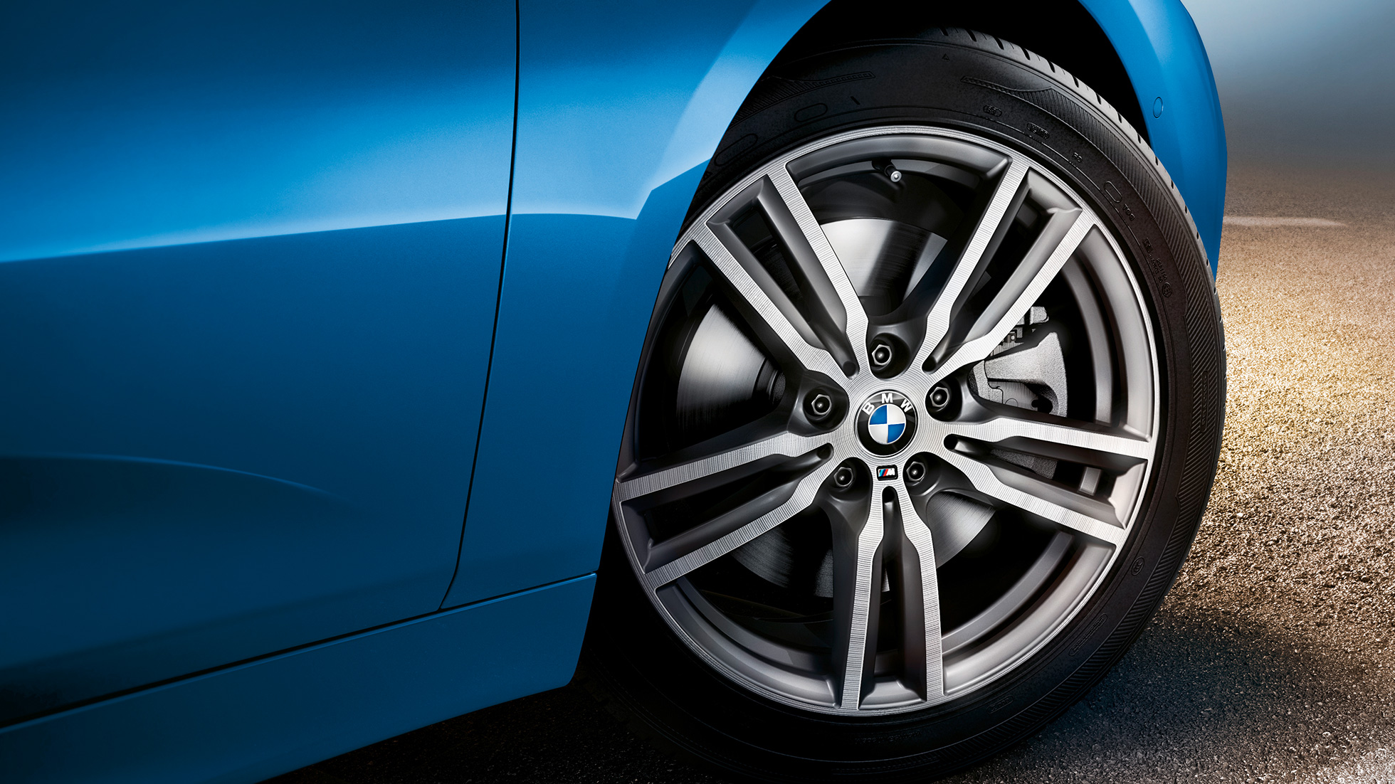 Kevytmetallivanteet, BMW 2-SARJAN Gran Tourer Kevytmetallivanteet, BMW 2-SARJAN Gran Tourer F46 Facelift 2018 metalliväri Estoril Blue, lähikuva