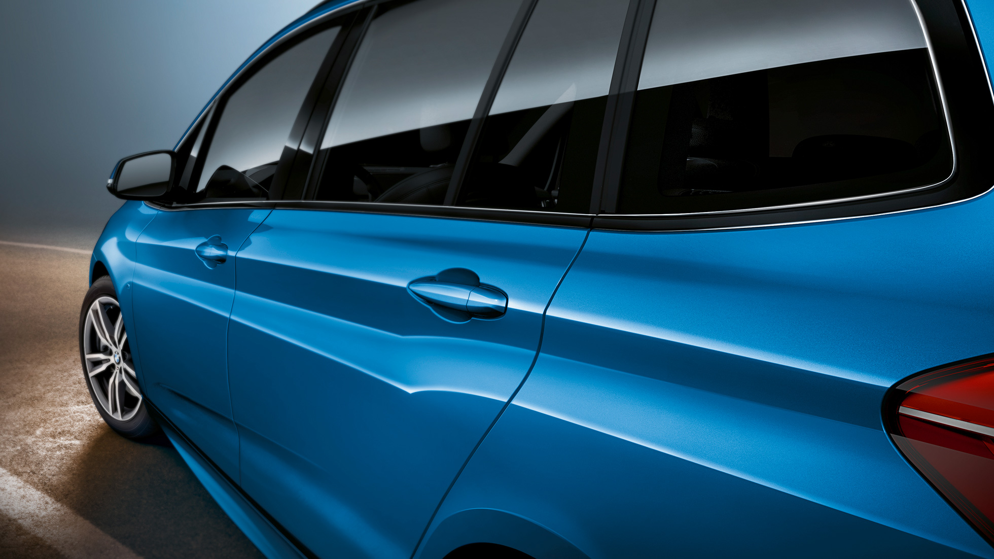 Sivuosa, BMW 2-SARJAN Gran Tourer Sivuosa, BMW 2-SARJAN Gran Tourer F46 Facelift 2018 metalliväri Estoril Blue, lähikuva
