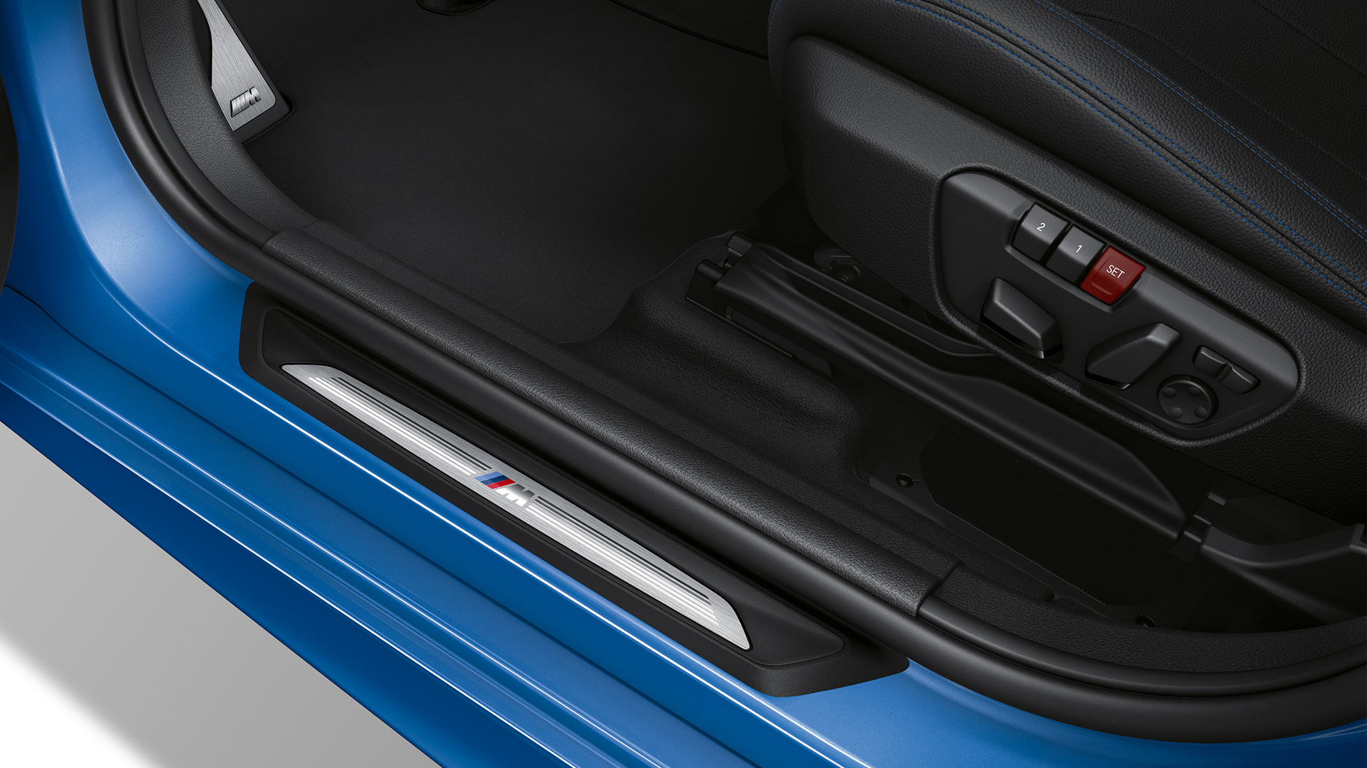 Kynnyslistat, BMW 2-SARJAN Gran Tourer Business M Sport Kynnyslistat, BMW 2-SARJAN Gran Tourer 220d xDrive Business M Sport F46 2018 metalliväri Estoril Blue, lähikuva