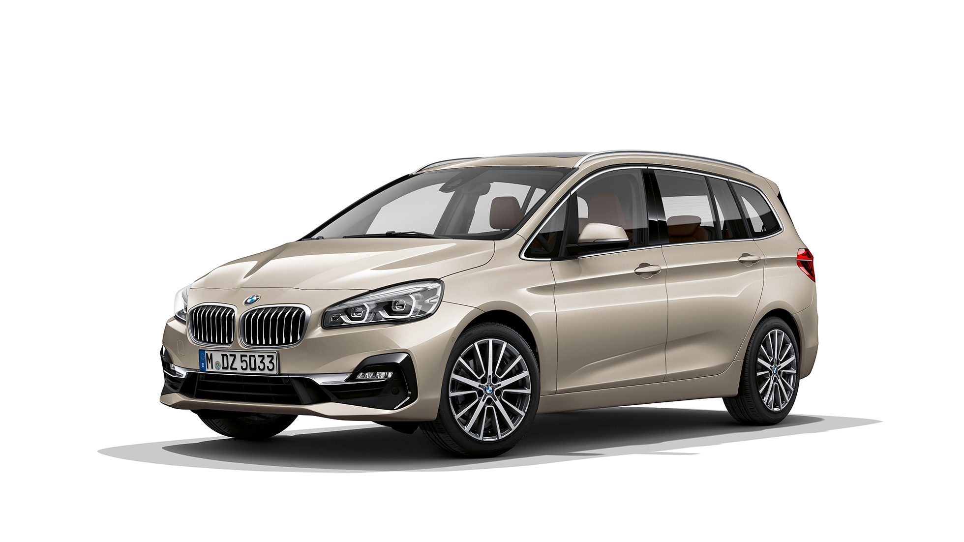 Kolmen neljäsosan näkymä keulasta, BMW 2-SARJAN Gran Tourer Business Luxury BMW 2-SARJAN Gran Tourer 218d xDrive Business Luxury F46 Facelift 2018 metalliväri Juraco Beige, kolmen neljäsosan näkymä keulasta