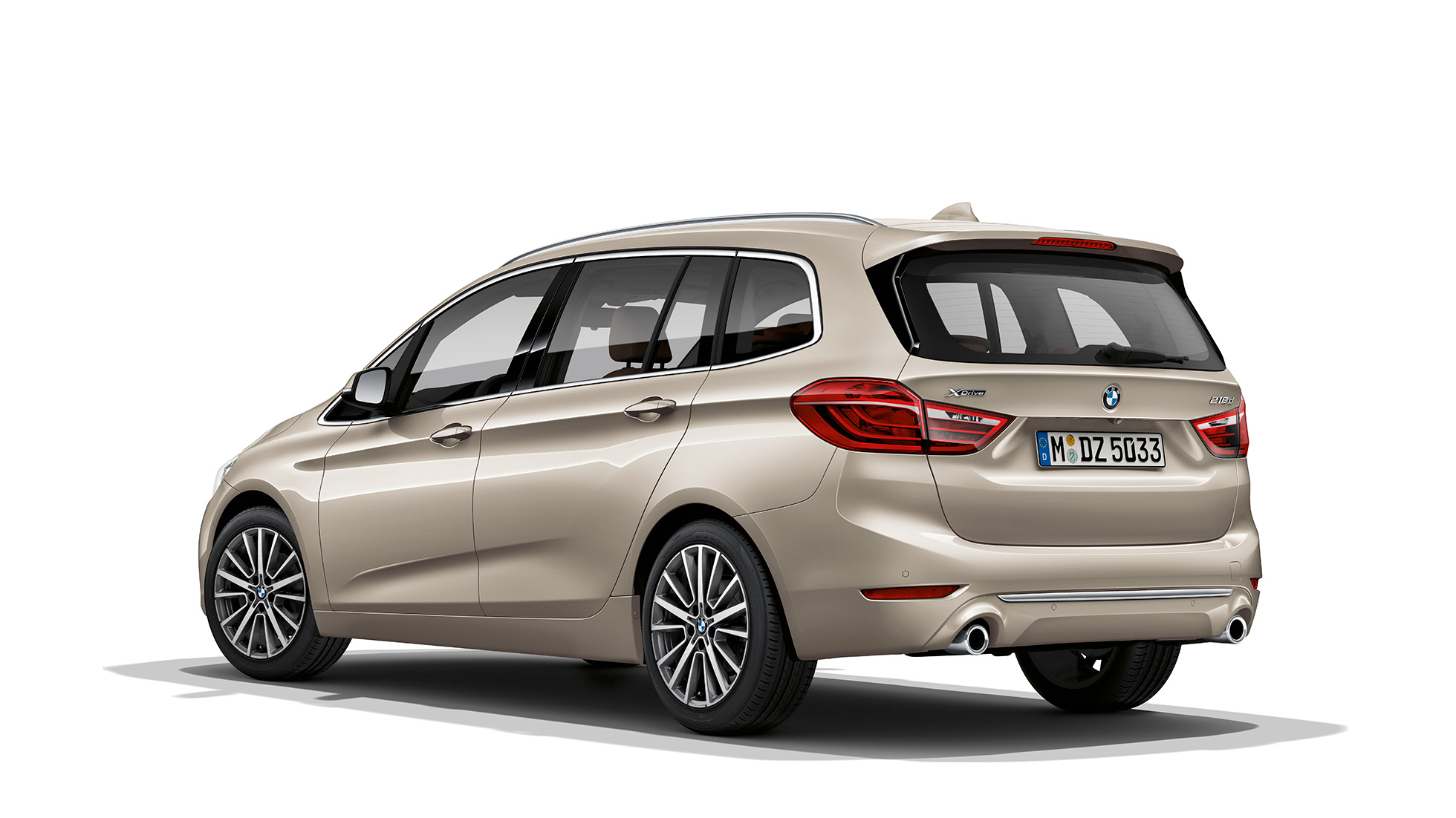 Kolmen neljäsosan näkymä perästä, BMW 2-SARJAN Gran Tourer Business Luxury BMW 2-SARJAN Gran Tourer 218d xDrive Business Luxury F46 Facelift 2018 metalliväri Juraco Beige, kolmen neljäsosan näkymä perästä