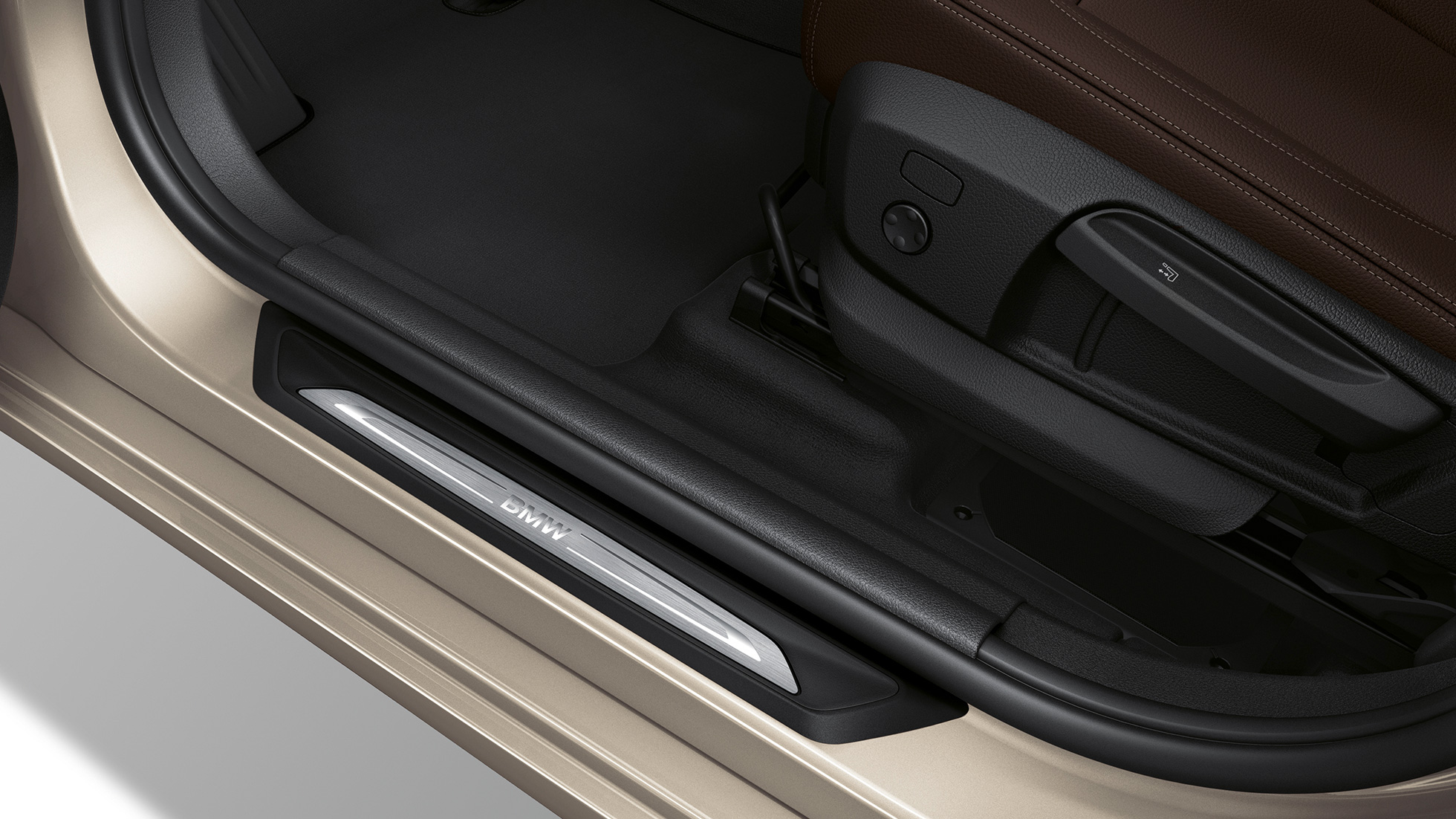 Kynnyslistat, BMW 2-SARJAN Gran Tourer Business Luxury Kynnyslistat, BMW 2-SARJAN Gran Tourer 218d xDrive Business Luxury F46 2018 metalliväri Juraco Beige, lähikuva