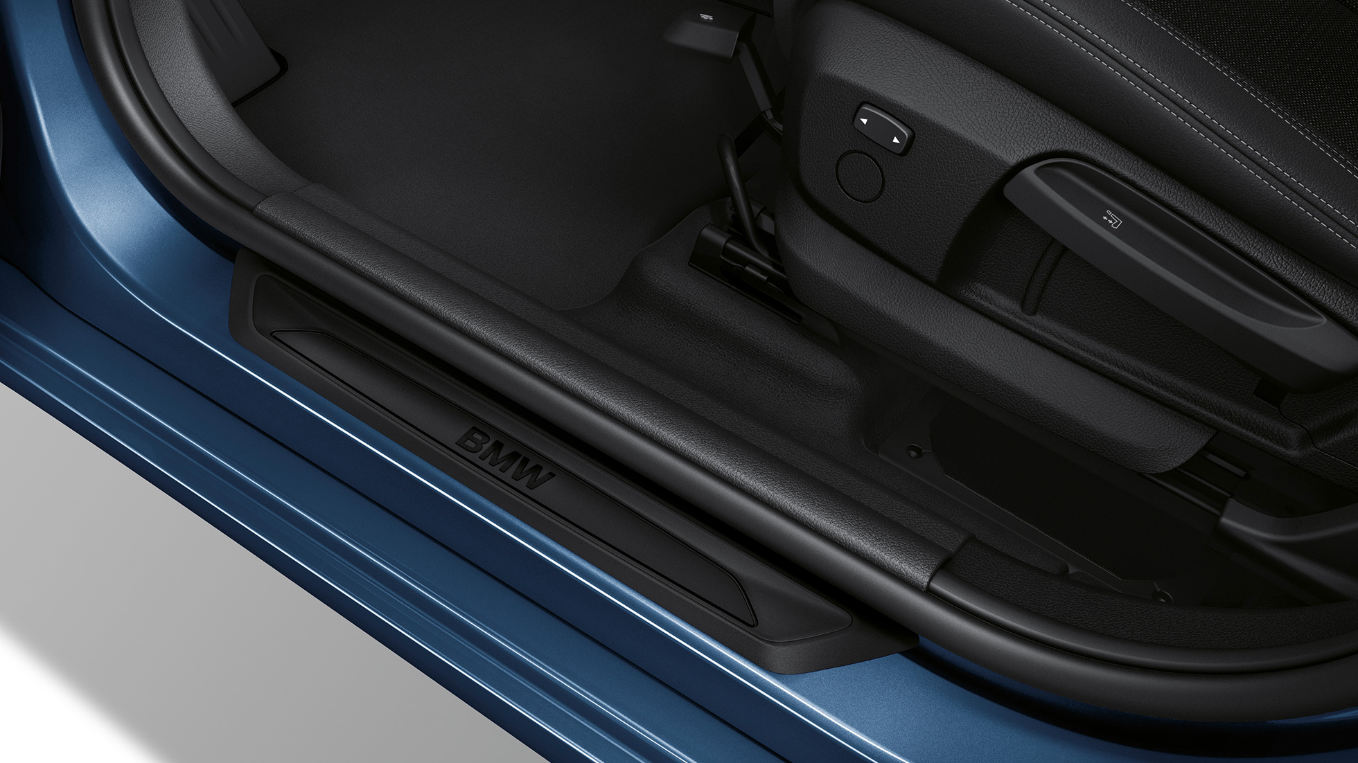 Kynnyslistat, BMW 2-SARJAN Gran Tourer Business-varustelu Kynnyslistat, BMW 2-SARJAN Gran Tourer 218i Business-varustelu F46 2018 metalliväri Mediterranean Blue, lähikuva