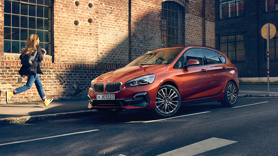 BMW 2-sarjan Active Tourer F45, kolmen neljäsosan sivukuva tiellä ajavasta autosta BMW 2-sarjan mallit, BMW 2-sarjan Active Tourer F45, kolmen neljäsosan sivukuva tiellä ajavasta autosta