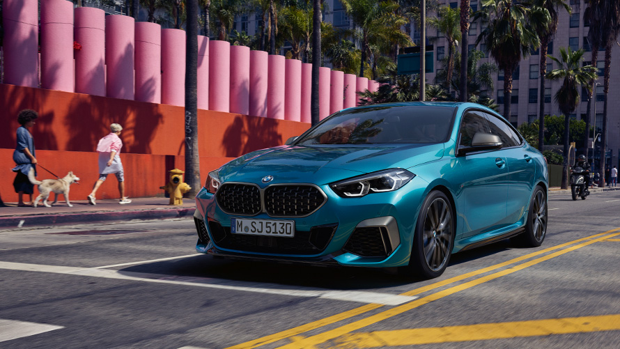 BMW 2-sarjan Gran Coupé F44, kolmen neljäsosan näkymä tiellä ajavan auton keulasta BMW 2-sarjan mallit, BMW 2-sarjan Gran Coupé F44, kolmen neljäsosan näkymä tiellä ajavan auton keulasta