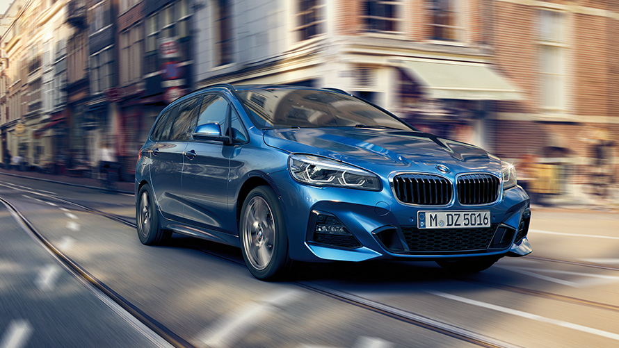 BMW 2-sarjan Gran Tourer F46, kolmen neljäsosan näkymä tiellä ajavan auton keulasta BMW 2-sarjan mallit, BMW 2-sarjan Gran Tourer F46, kolmen neljäsosan näkymä tiellä ajavan auton keulasta