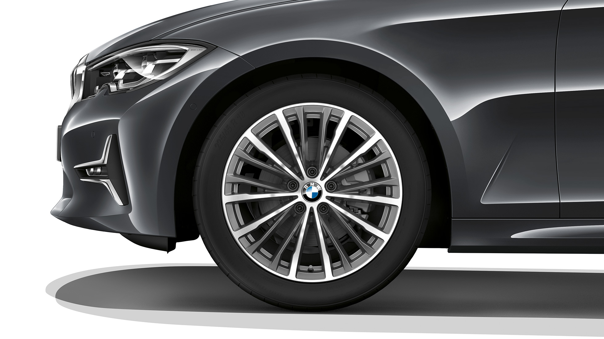BMW 3-sarjan Sedan, Business Luxury -mallin kevytmetallivanne Lähikuva BMW 3-sarjan Sedanin Business Luxury -mallin kevytmetallivanteesta.