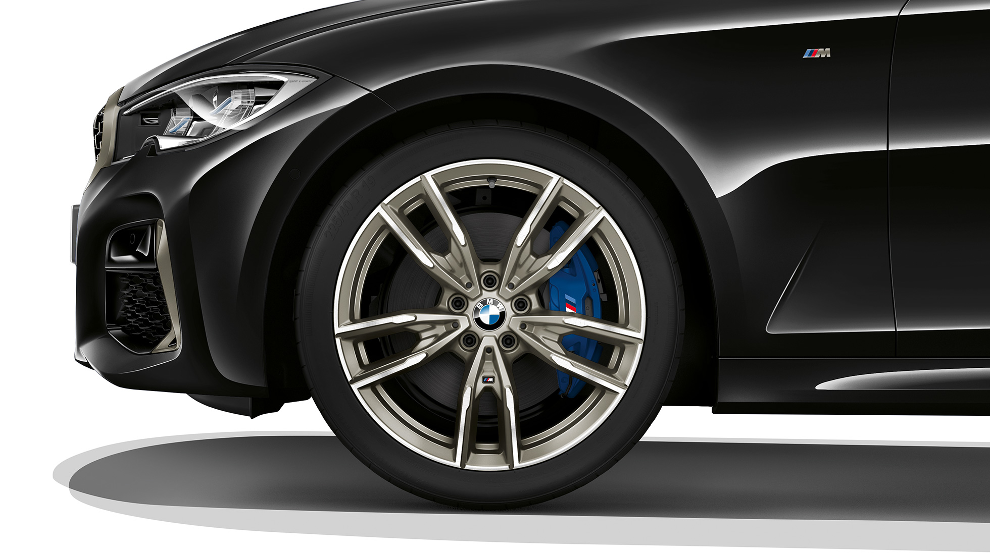 BMW 3-sarjan Sedan, M340i xDrive -mallin kevytmetallivanne. Lähikuva BMW 3-sarjan Sedanin M340i xDrive -mallin kevytmetallivanteesta.