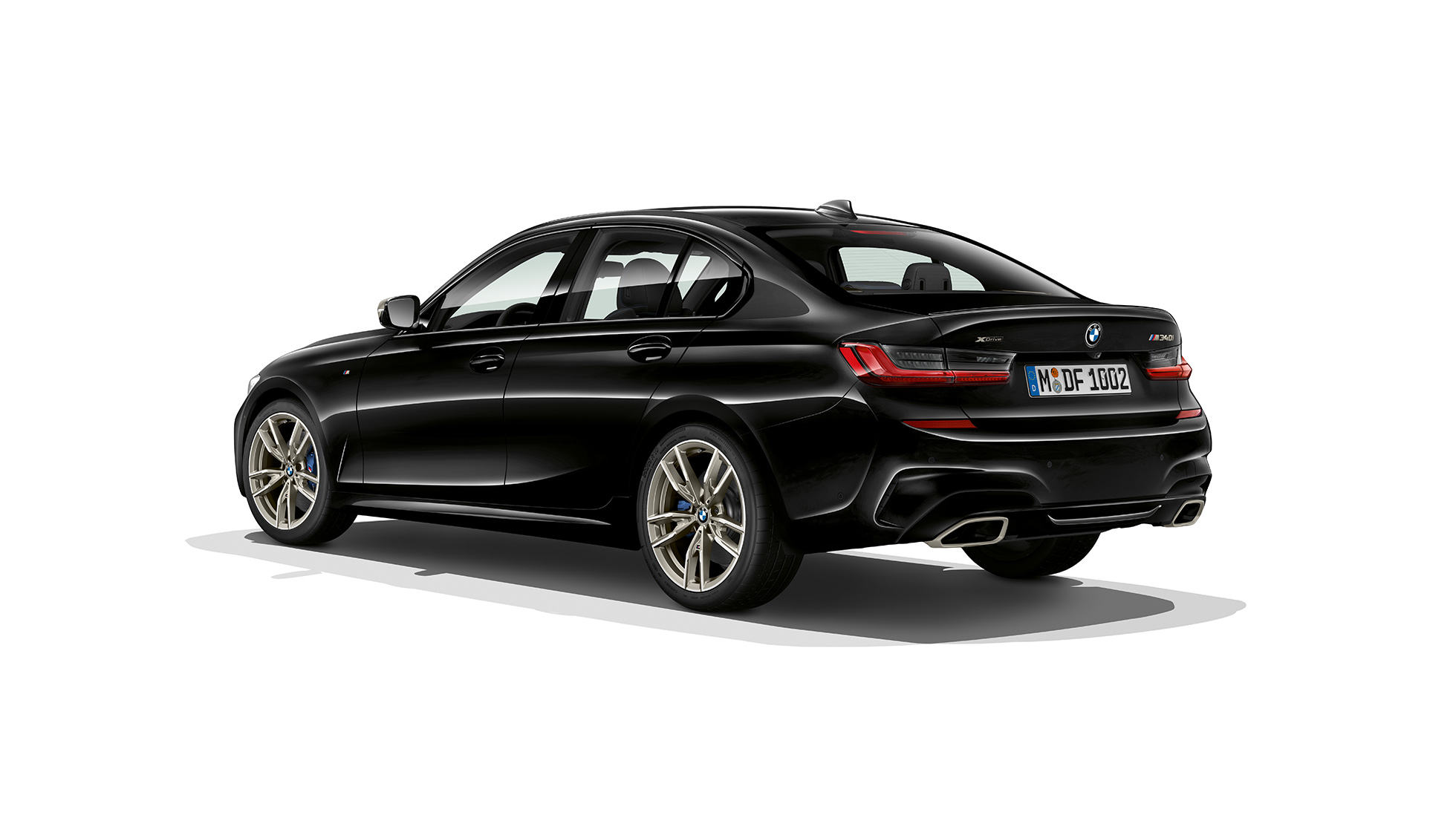 BMW 3-sarjan Sedan, M340i xDrive -malli takaapäin. Kolmeneljäsosakuva takaapäin BMW 3-sarjan Sedanin M340i xDrive -mallista.
