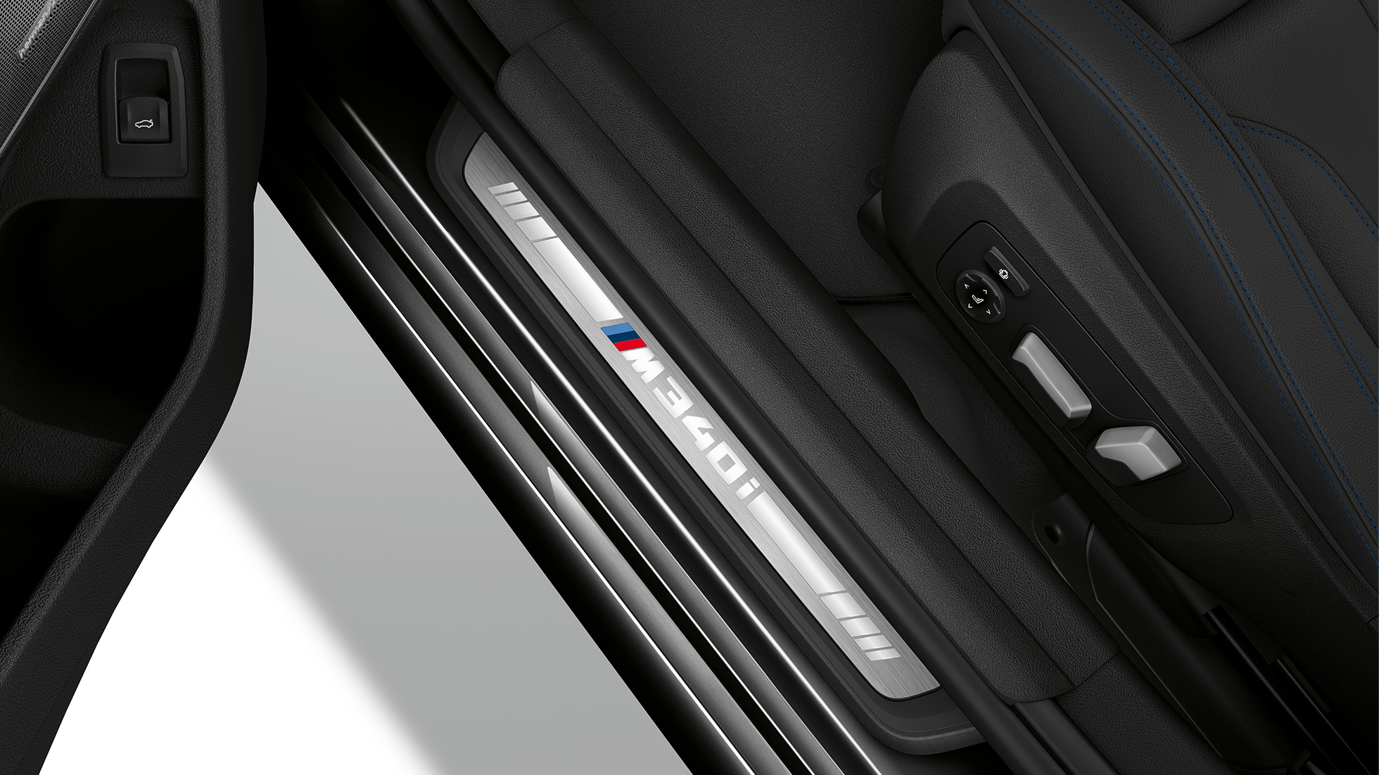 BMW 3-sarjan Sedan, M340i xDrive -mallin kynnyslistat. Kuva BMW 3-sarjan Sedanin M340i xDrive -mallin kynnyslistoista.