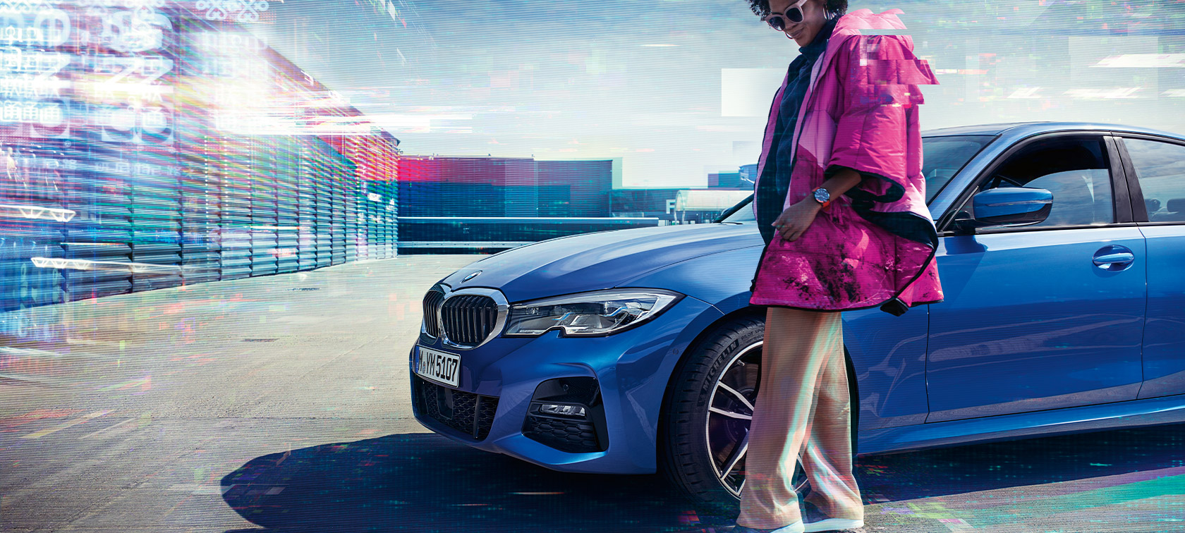 Kolmen neljäsosan näkymä etuosasta BMW 3-sarjan Sedan BMW 330i Sedan G20 BMW 3er Sedan, BMW 330i Sedan G20, metalliväri Portimao Blue, kolmen neljäsosan näkymä etuosasta