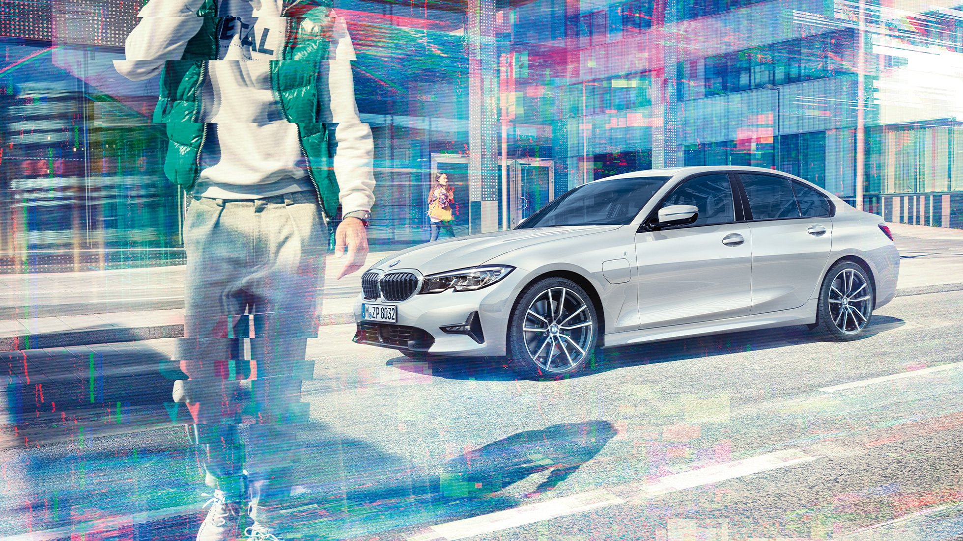 Sivunäkymä BMW 3-sarjan Sedanista BMW 330e. BMW 3er Sedan BMW 330e G20 metalliväri Glacier Silver, sivunäkymä ajavasta autosta.