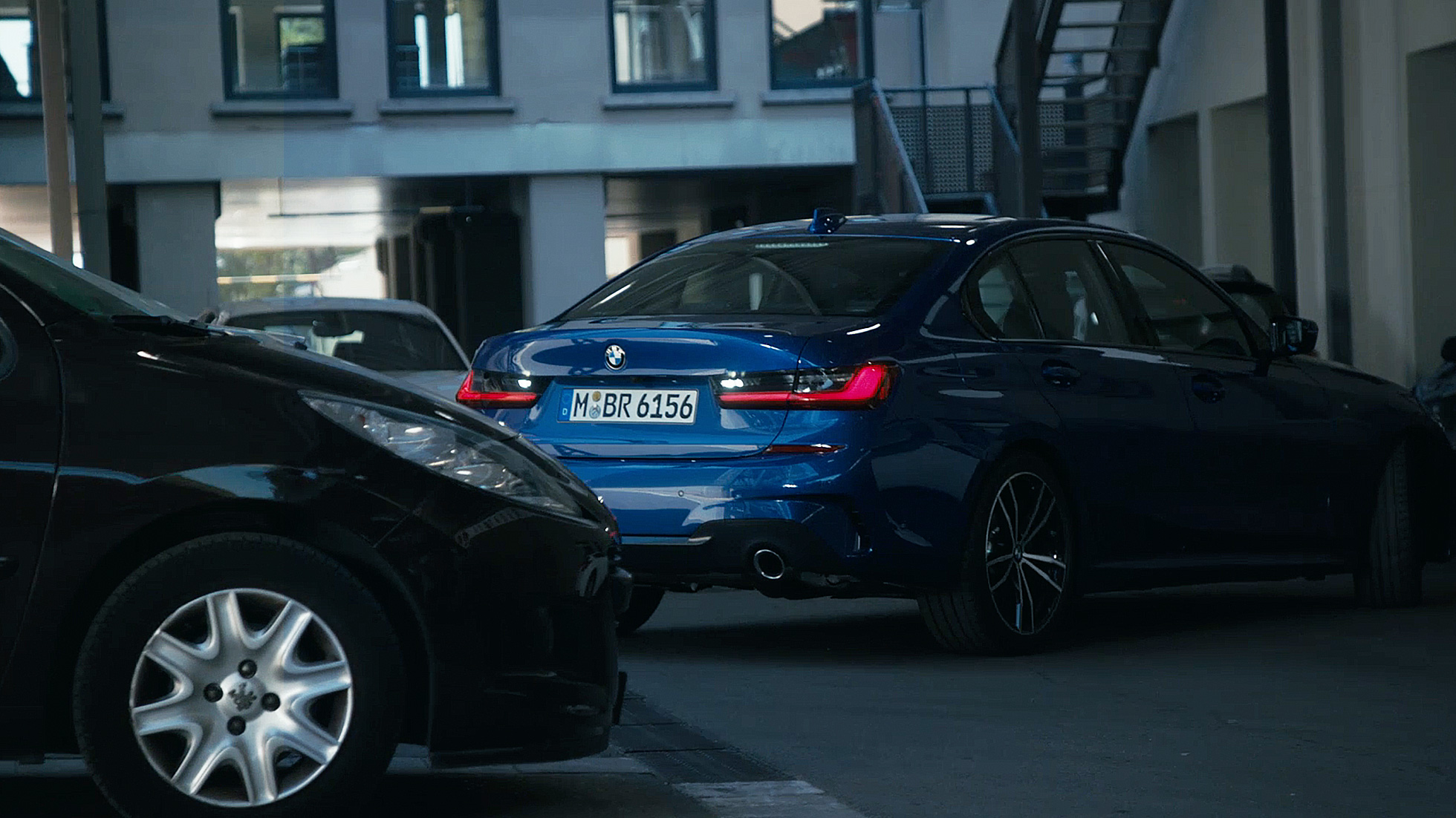 BMW 3-sarjan Sedan, peruutusavustin. Lähikuva BMW 3-sarjan Sedanin kojelautanäytöstä ja peruutusavustimesta.
