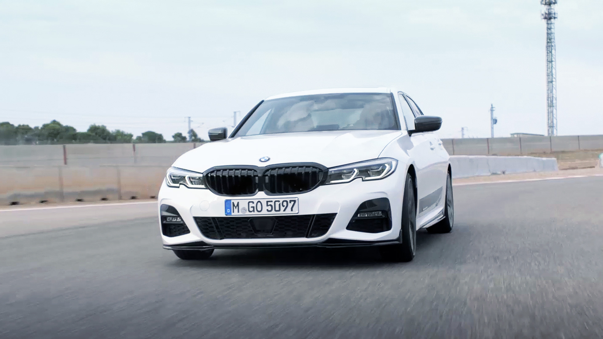 BMW 3-sarjan Sedan, M Performance -osat. Kolmen neljäsosan näkymä BMW 3-sarjan Sedanista, jossa M Performance -osat.