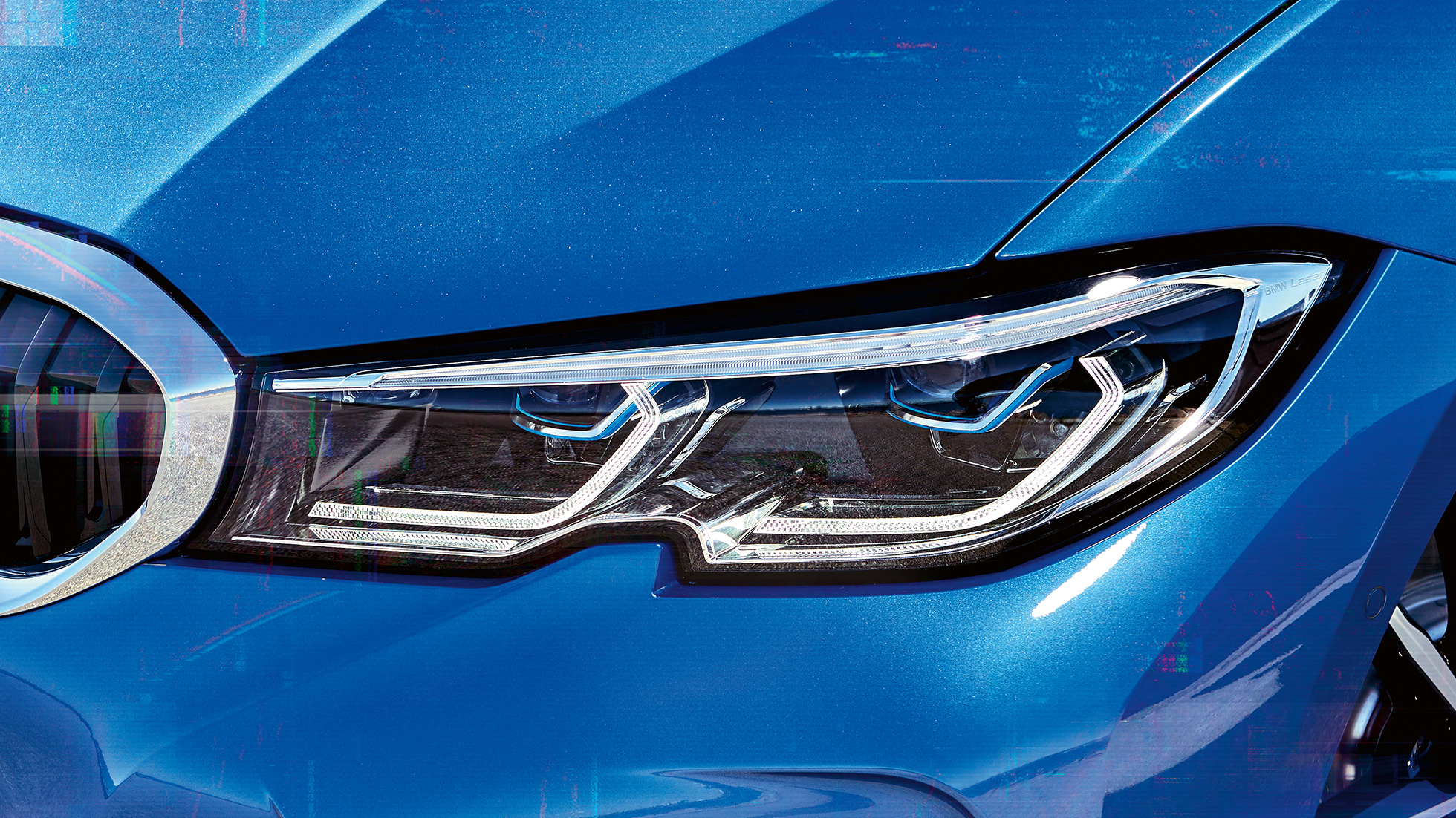 BMW 3-sarjan Sedan, BMW-laserajovalot. Sivulähikuva oikeasta ajovaloyksiköstä, autossa varusteena BMW-laserajovalot.