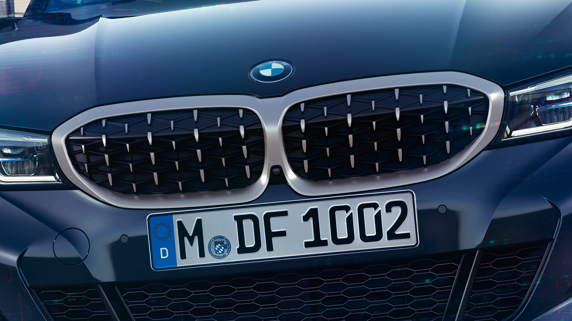 BMW 3-sarjan Sedan, jäähdyttimen BMW-säleikkö. Lähikuva edestäpäin BMW 3-sarjan Sedanin M340i xDrive -mallin jäähdyttimen BMW-ritiläkennosäleiköstä.
