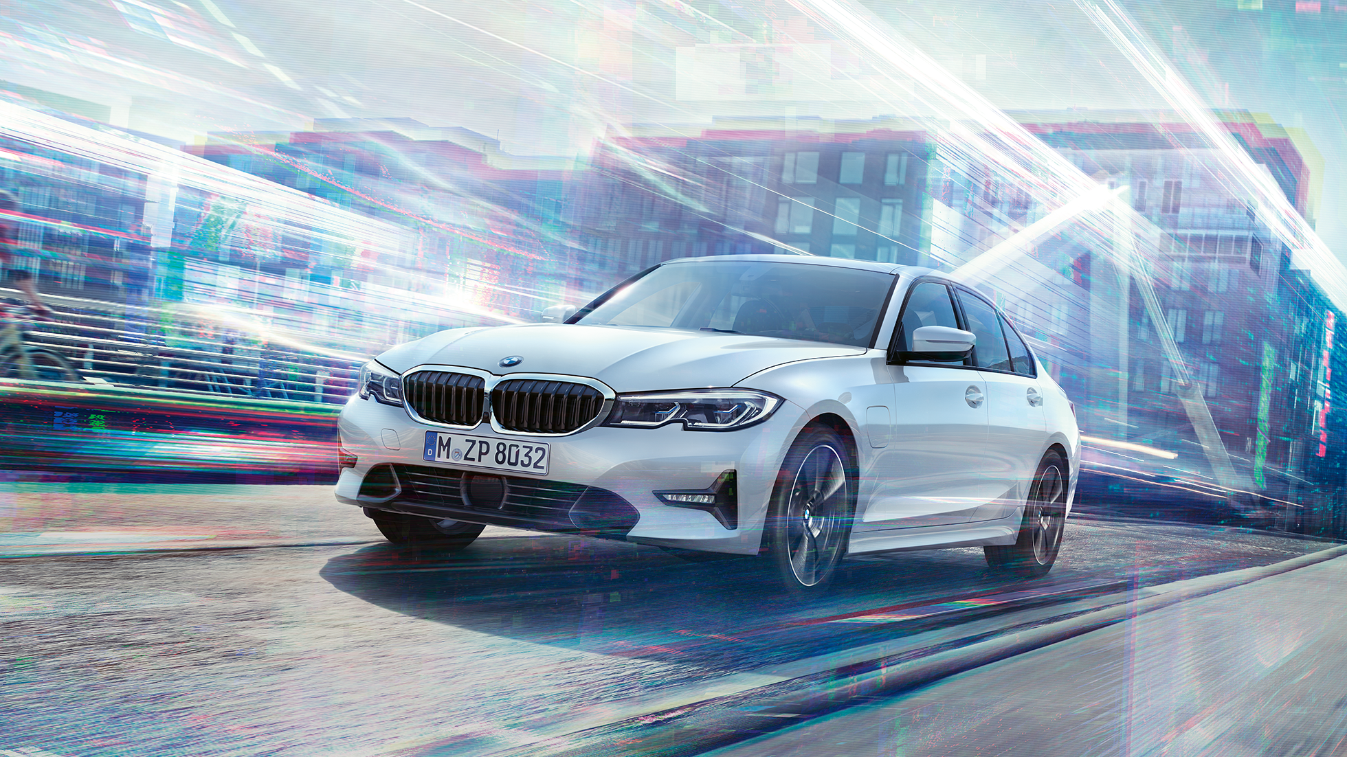 BMW 3-sarjan Sedan, 330e liikkeellä. BMW 3-sarjan Sedan 330e liikkeellä suurkaupunkiympäristössä.