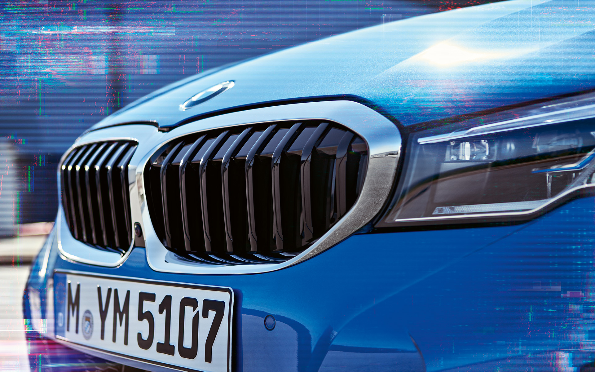 BMW 3-sarjan Sedan (G20), kaksiosainen jäähdyttimen säleikkö. Lähikuva sivulta BMW 3-sarjan Sedanin (G20) kaksiosaisesta jäähdyttimen säleiköstä.