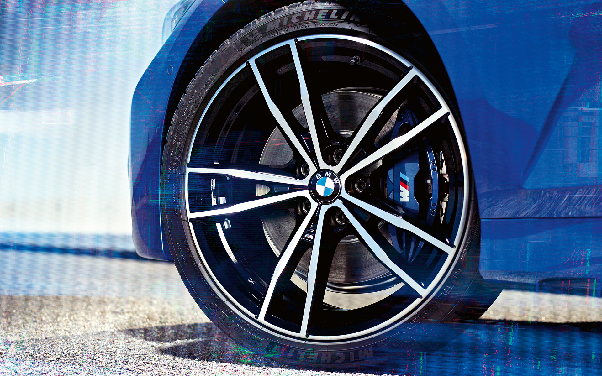 BMW 3-sarjan Sedan (G20), kevytmetallivanteet 791 M. Lähikuva BMW 3-sarjan Sedanin (G20) 19'' kevytmetallivanteista 791 M Jetblack.