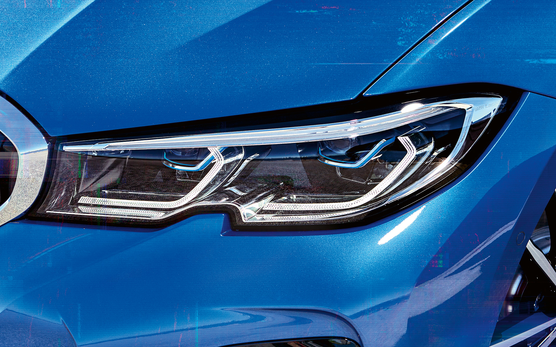 BMW 3-sarjan Sedan (G20), BMW-laserajovalot. BMW 3-sarjan Sedan (G20), BMW-laserajovalot. Lähikuva sivulta oikeasta ajovalosta, jossa BMW-laserajovalot.