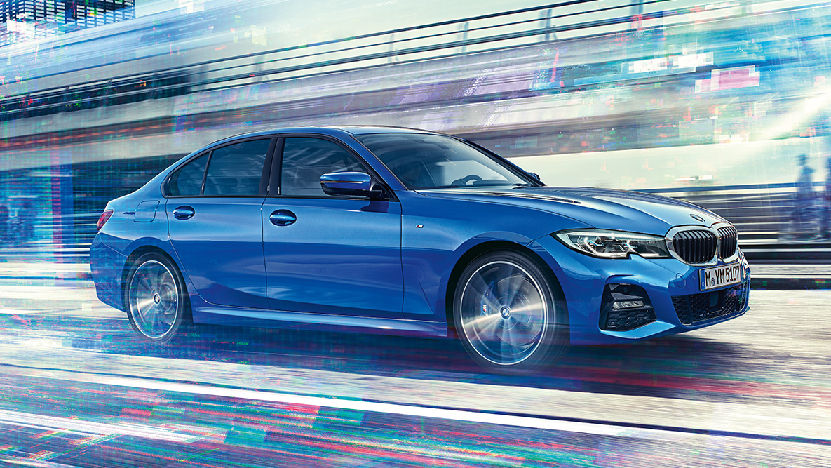 BMW 3-sarjan Sedan (G20), sivunäkymä liikkeellä olevasta autosta. Sivunäkymä liikkeellä olevasta BMW 3-sarjan Sedanista (G20) päivällä kaupunkimaisemissa.