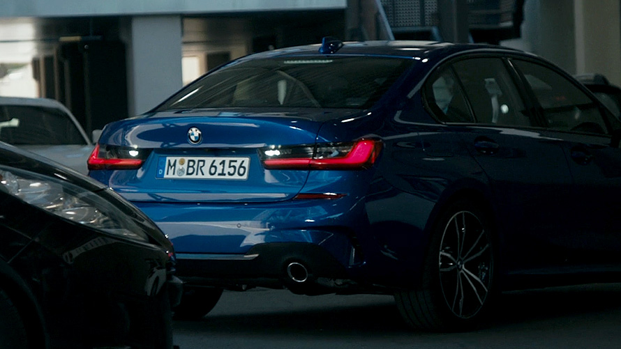 BMW 3-sarjan Sedan (G20), peruutusavustin. Lähikuva BMW 3-sarjan Sedanin (G20) kojelaudan näytöstä, jossa on peruutusavustin.