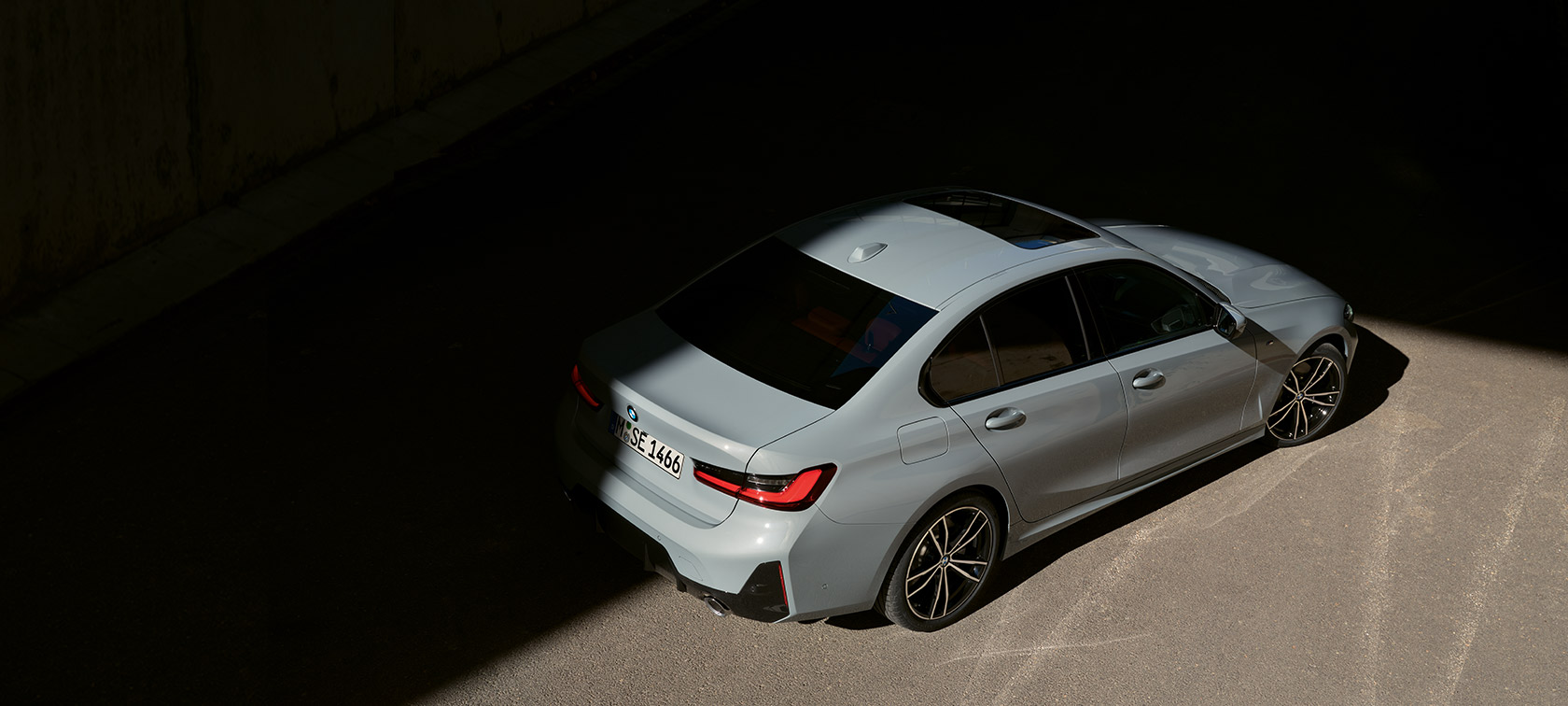 BMW 3-sarjan Sedan LCI G20 Brooklyn Grey kolmen neljäsosan näkymä perästä pysähtyneestä autosta lintuperspektiivistä BMW 3-sarjan Sedan LCI G20 kolmen neljäsosan näkymä perästä pysähtyneestä autosta lintuperspektiivistä