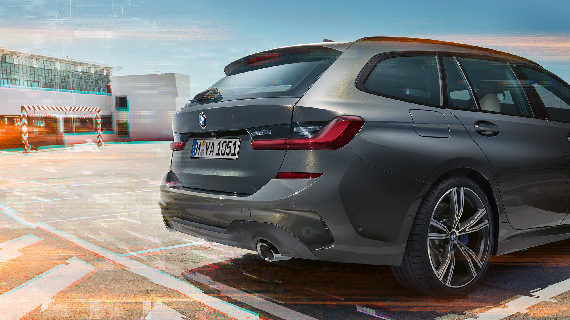 BMW 3-sarjan Touring, 3/4-näkymä takaa parkkipaikalla BMW 3-sarjan Touring, 3/4-näkymä takaa parkkipaikalla kaupunkiympäristössä