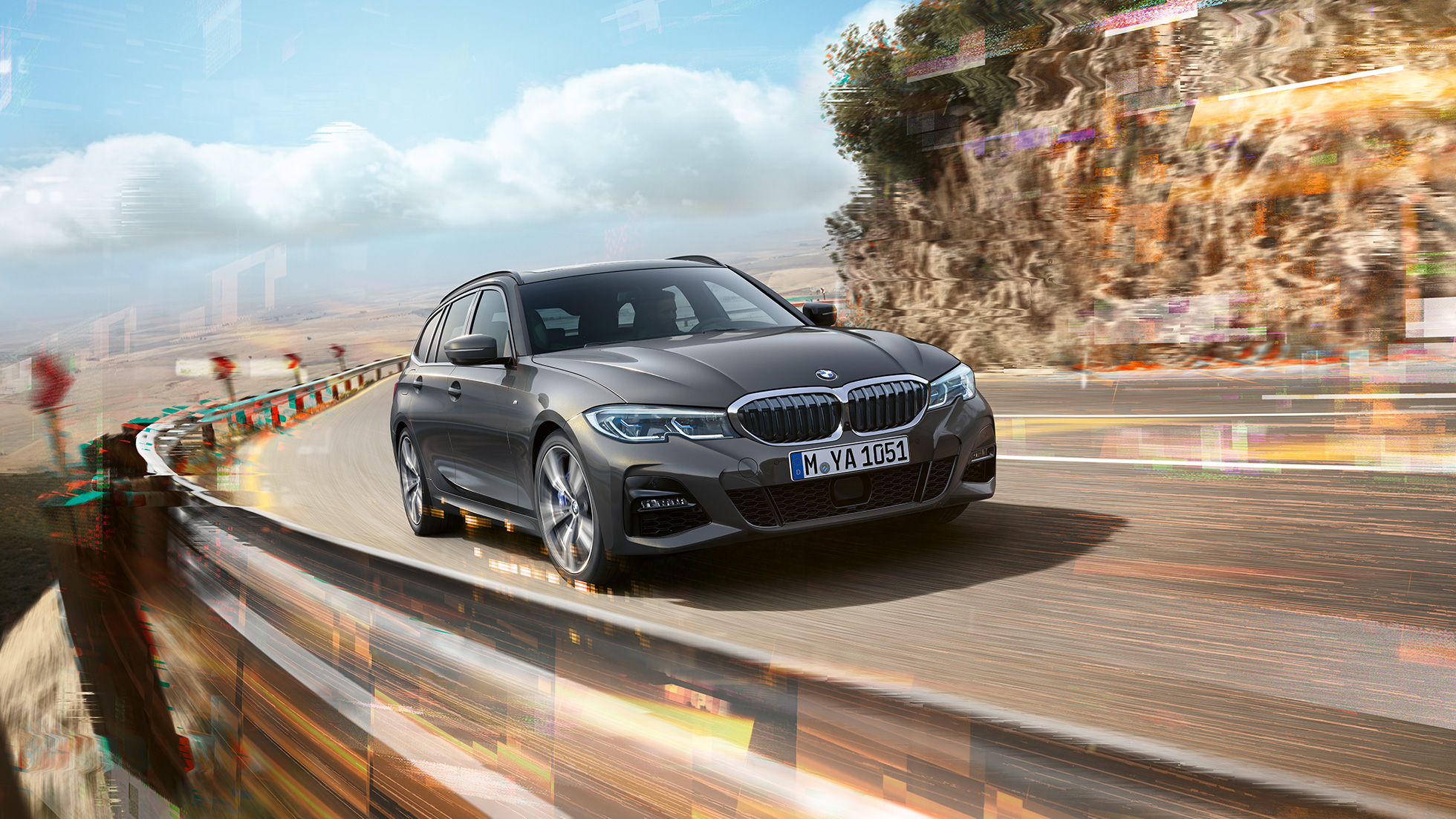 BMW 3-sarjan Touring, 3/4-näkymä edestä, muotoilu BMW 3-sarjan Touring, 3/4-näkymä edestä auton ajaessa sillalla maaseudulla