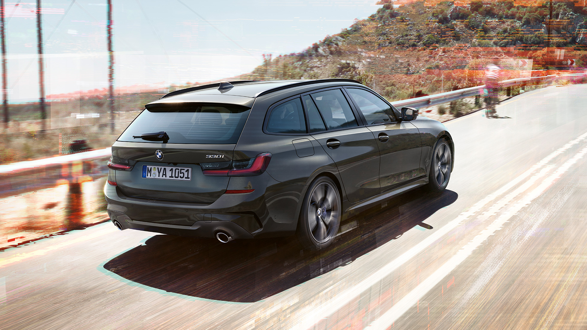 BMW 3-sarjan Touring, 3/4-näkymä takaa BMW 3-sarjan Touring, 3/4-näkymä takaa auton ajaessa sillalla maaseudulla